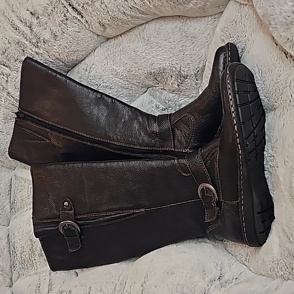 Barely worn pair of b.o.c boots! These are clean and classic. Size 7 - Picture 2 of 9